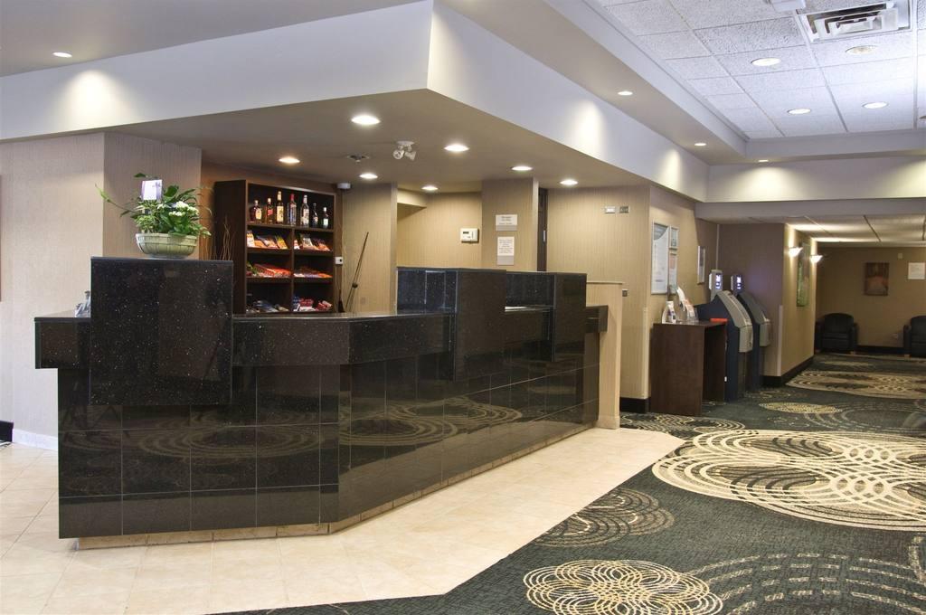 Clarion Hotel & Suites Brandon Exterior foto