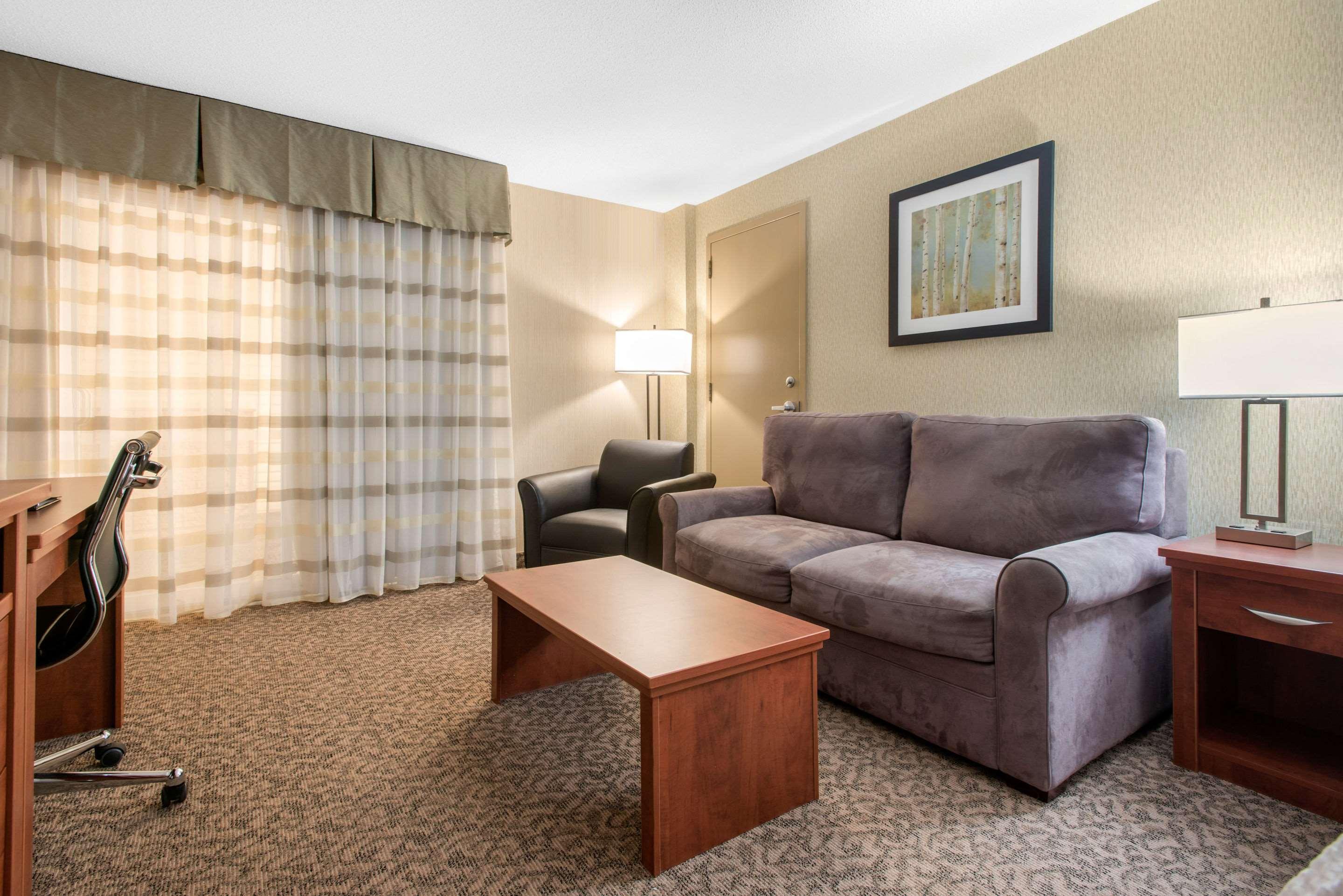 Clarion Hotel & Suites Brandon Exterior foto
