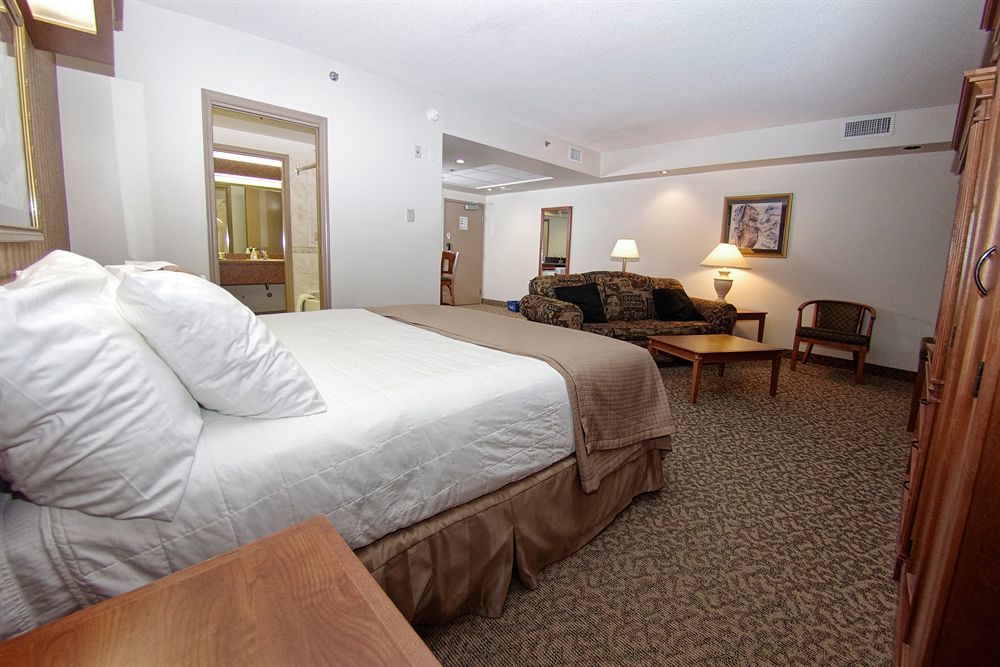 Clarion Hotel & Suites Brandon Exterior foto